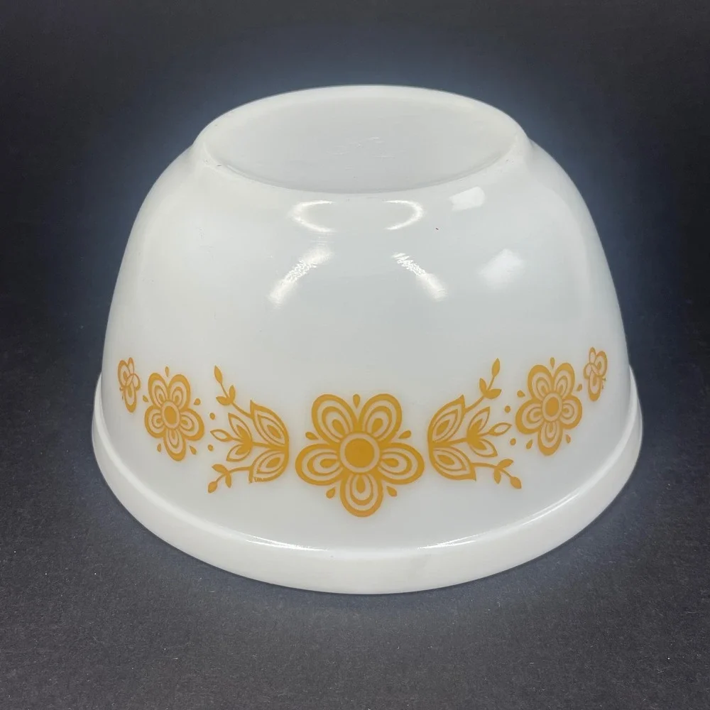 Vintage Pyrex Butterfly Gold 402 Mixing Bowl 1.5 Qt White Yellow Floral 7 Inch